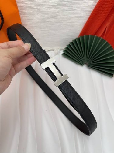 品牌 爱马仕 描述 采用高级真皮精制而成，触感厚实，饰以商标带扣。腰带为意大利尺寸，请在购买前参阅腰带尺寸指南. 铜扣金属配件黑色皮革，采用环保工艺制作而成商标