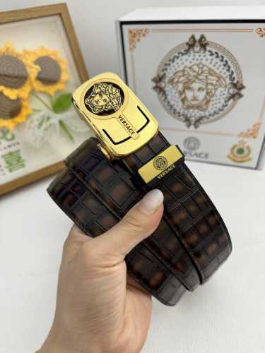 品名：Versace.范思哲 自动带 材质：原单牛皮腰带 百分百头层牛皮腰带保证真皮，24K纯钢扣，专柜原单品质、做工精细，时尚大牌，送人自用首选 包装： 请认