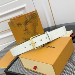 宽度 4.0Cm Citizen 双面腰带以 Monogram Eclipse 帆布和 Taurillon 皮革成就两式风尚，再以耀目针式搭扣和钩扣开合烘托俊朗