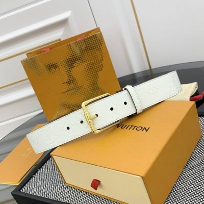 宽度 4.0Cm Citizen 双面腰带以 Monogram Eclipse 帆布和 Taurillon 皮革成就两式风尚，再以耀目针式搭扣和钩扣开合烘托俊朗