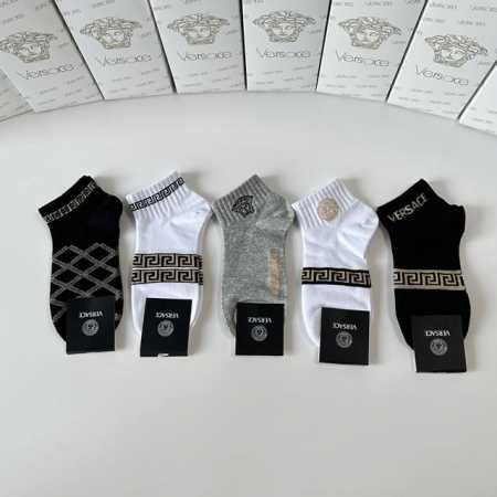 特 配专柜包装 Versace 范思哲 新款中短款堆堆袜袜子！一盒五双，专柜同步筒袜袜子，大牌出街，潮人必备超好搭 - 点击图像关闭
