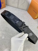4.0宽 Initials 双面腰带将 Louis Vuitton Marque Déposée 标识融入 Damier Archives 图案，翻转即现经典素