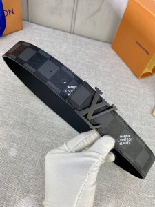 4.0宽 Initials 双面腰带将 Louis Vuitton Marque Déposée 标识融入 Damier Archives 图案，翻转即现经典素