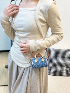 配链条新品Lv手提Mini牛仔布枕头包 Louis Vuitton 路易威登Lv迷你手提枕头包钥匙扣挂件 Speedy Monogram 包饰 M01882 本