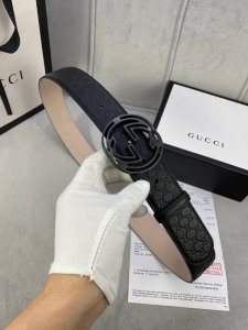 宽度4.0Cm Gucci 互扣式双G钢扣腰带，采用热压印技术的Gucci Signature皮革精制而成，触感厚实，印花图案清晰分明。