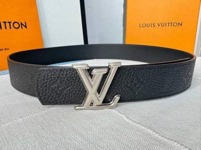 Loui Vuitton 双面腰带本季以焕新面貌问世，绚丽多彩。腰带采用原厂荔枝压花图案搭配小牛皮底，与儒雅的精品字母鎏金扣互为映衬。让人有种焕然一新的视觉。规