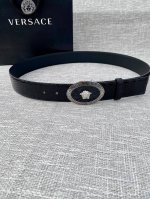 宽度4.0Cm V E R S A C E 范思哲 此款腰带柔软 头层皮饰带搭配一枚椭圆形美杜莎带扣。本季标志性的Versace饰件点缀其上，平添魅力
