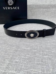 宽度4.0Cm V E R S A C E 范思哲 此款腰带柔软 头层皮饰带搭配一枚椭圆形美杜莎带扣。本季标志性的Versace饰件点缀其上，平添魅力