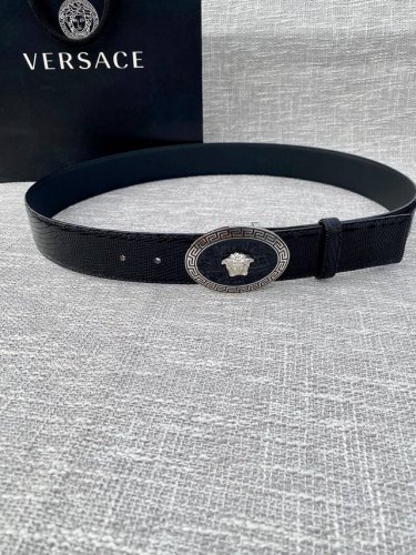 宽度4.0Cm V E R S A C E 范思哲 此款腰带柔软 头层皮饰带搭配一枚椭圆形美杜莎带扣。本季标志性的Versace饰件点缀其上，平添魅力