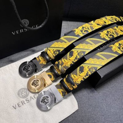 特 范思哲 宽4.0Cm 双面腰带，旋转扣，双面可用 新款男士皮革腰带，饰有立体La Medusa双面搭扣。皮带一面为光滑质地，另一面饰有棋盘格图案和Baroc