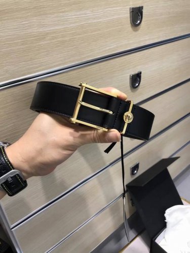 配送专柜包装 打孔针 批专柜同款、实拍专柜官网，尺寸:宽35Mm，原版立体人头针扣 ，极富设计美感 ，双面采用进口原版小牛皮，配制五金戒指，彰显个性，清晰美观，