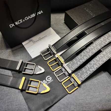 Dg，宽3.5㎝ Dolce&Gabbana 全新小牛皮腰带，干练摩登配饰，缀以缎纹金色电镀金属细节。小牛皮腰带。缀以缎纹金色电镀金属。滚轴搭扣与单针带扣 - 点击图像关闭