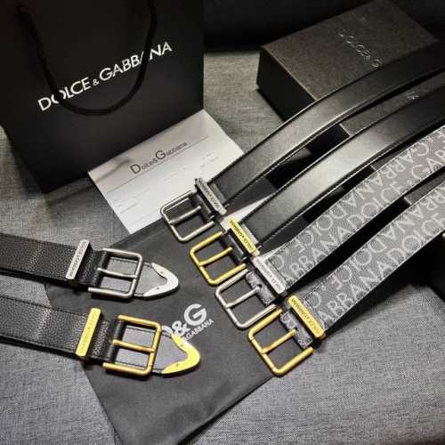 Dg，宽3.5㎝ Dolce&Gabbana 全新小牛皮腰带，干练摩登配饰，缀以缎纹金色电镀金属细节。小牛皮腰带。缀以缎纹金色电镀金属。滚轴搭扣与单针带扣