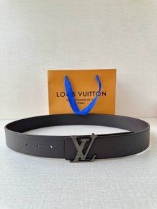 L0Uis Vuitt0N Lv 男士专柜品质水波纹腰帶 寬度40毫米 配置精钢字母搭扣 扣头可随意搭配 ～双面小牛皮设计 皮质柔软 手感细腻舒适