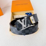 品名： Lv..路易..威登腰带皮带原单 型号：挂扣，经典纯钢材质挂扣，头层牛皮，图片实物拍摄 材料：头层牛皮，挂扣系列，纯钢材质扣头，钯镀电镀工艺永不掉色。原