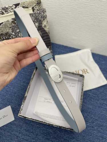 迪奥550 2.0Cm。特 这款 Montaigne Avenue 腰带从同名手袋汲取灵感，采用黑色光滑 牛皮革精心制作，质感柔软，设计优雅，饰以富有光泽的新款