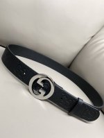 Gucci Biondie 系列 4.0进口牛皮热压技术 这款腰带以黑色皮革匠心打造 缀饰几何造型扣互扣双g款