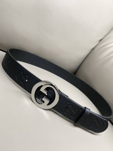 Gucci Biondie 系列 4.0进口牛皮热压技术 这款腰带以黑色皮革匠心打造 缀饰几何造型扣互扣双g款