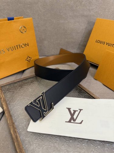 Lv Optic 40 毫米双面腰带取材丝滑牛皮革，中央 Lv Initiales 搭扣在浓郁色调中亦可呈现鲜明轮廓，为整体造型注入当代个性。