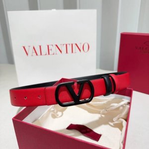 Valentino 华伦天奴 采用双面纳帕头层牛皮 纯铜精品扣头打造 柔软细腻，休闲商务，百搭大方，简约大气！ 尺寸：3.0Cm 颜色：大红配黑色烤漆黑扣