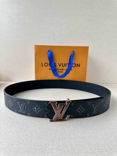 4.0宽 Lv Dimension 双面腰带将创意传承与华美街头风范共冶一炉，彰显创意总监 Pharrell Williams 的时尚远见。Monogram 帆