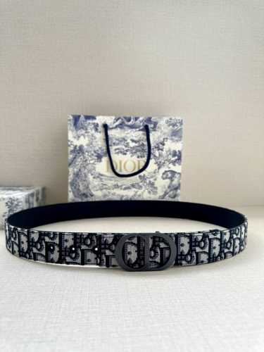 宽度3.5 Cm Dior 迪奥两面腰带款式迷人多样，采用多种材质精心打造，为各式廓形增添点睛之笔，彰显优雅醒目的气质。向迪奥钟爱的细节艺术致敬，彰显非凡的高雅