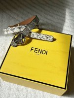 Fend I 芬迪 专柜同款 女款高端蛇皮腰带，宽 Cm 黑色真蛇皮内衬磨砂牛皮 Fis Fendi徽标造型圆形金属搭扣，奢华优雅百搭。