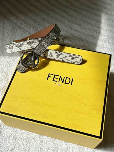 Fend I 芬迪 专柜同款 女款高端蛇皮腰带，宽 Cm 黑色真蛇皮内衬磨砂牛皮 Fis Fendi徽标造型圆形金属搭扣，奢华优雅百搭。