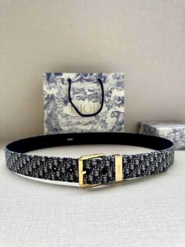 宽度3.5Cm Dior 这款腰带采用黑色超迷你 Oblique 印花面料精心制作，搭配金属覆层黄铜腰带扣，彰显优雅时尚的风范。腰带长度可调节，可与各式 35