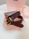 特 缪缪Miumiu专柜新款 这款皮革腰带是提升别致造型品味的理想之选。醒目的刻字五金徽标搭配方型针扣，手感柔软细腻的小牛皮。非常时尚百搭 宽:3.5Cm