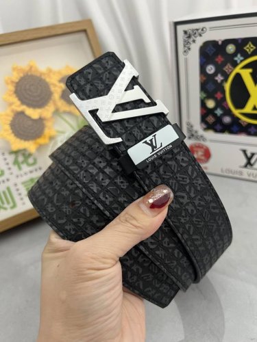 品名：Lv..路易..威登原单 材质：原单牛皮腰带 百分百头层牛皮腰带保证真皮，24K纯钢扣，专柜原单品质、做工精细，时尚大牌，送人自用首选 包装： 请认准如图