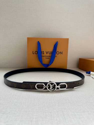 2.0宽 Lv Trio 双面腰带拼合细腻牛皮革和 Monogram 帆布，为中央金属搭扣聚焦 Lv Circle 标识 Monogram 花卉，雅致设计实现更