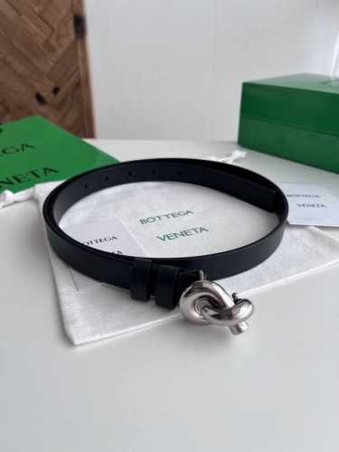 Bv 2025最新款女士平面腰带 双面意大利小牛皮搭配绳结设计微复古银色搭扣 配双皮环 皮带宽度2Cm 颜色: 黑色