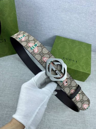 宽度4.0cm GUCCI 蜜蜂图案是Gucci动物王国中的标志性元素之一，在这款配饰中焕新演绎为卡通风格设计。这款腰带融合了经典蜜蜂元素和双G图案，突显品牌悠