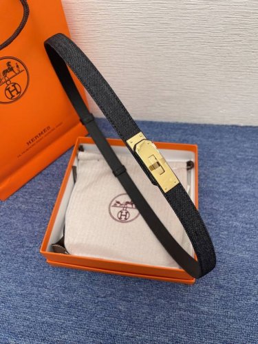 特 Ke Lly 1.8腰带Epsom小牛皮牛仔布腰带，搭配金Kelly皮带扣。 借助巧妙的可调节设计，可以将腰带系于腰间或髋部。均码