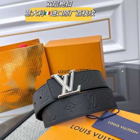 Lv Dimension 双面腰带将创意传承与华美街头风范共冶一炉，彰显创意总监 Pharrell Williams 的时尚远见。Monogram 帆布铺陈外层 - 点击图像关闭