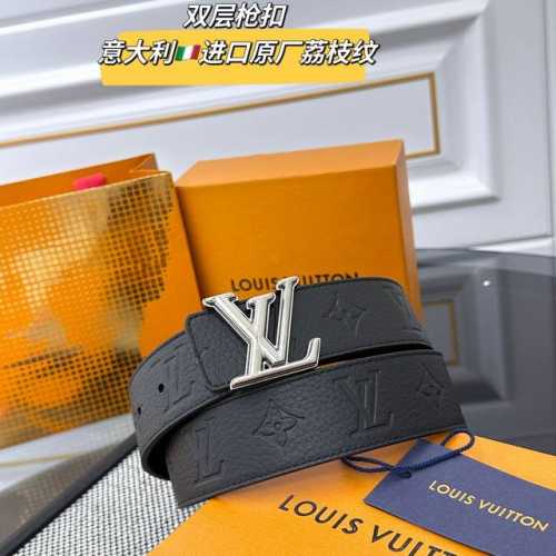 Lv Dimension 双面腰带将创意传承与华美街头风范共冶一炉，彰显创意总监 Pharrell Williams 的时尚远见。Monogram 帆布铺陈外层