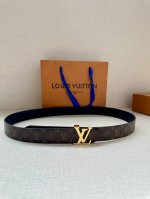 3.0宽 Lv Flowergram 双面腰带选用 Monogram 帆布和 Monogram 压纹皮革演绎两式风尚，以宛若珠宝的柔美搭扣致意 Monogram