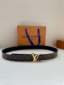 3.0宽 Lv Flowergram 双面腰带选用 Monogram 帆布和 Monogram 压纹皮革演绎两式风尚，以宛若珠宝的柔美搭扣致意 Monogram
