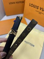 Pretty Lv 路易威登 双面腰带以耀目金属雕琢 Lv Initiales 搭扣和末端的不完整 Monogram 花卉，凝聚工艺淬炼和创意巧思。宽度2.0C