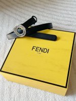 特 Fendi 芬迪 女士小腰带 宽2.0Cm 采用双面光滑头层小牛皮 亮面银色镂空圆形金属搭扣
