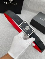 宽度3.5cm VERSACE范思哲 此款平纹小牛皮腰带饰有一枚几何形状的希腊回纹搭扣，可搭配正装或休闲装。