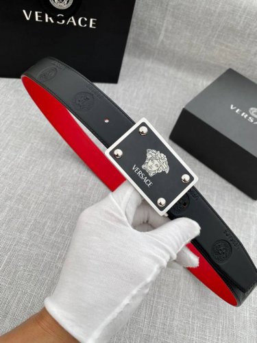 宽度3.5cm VERSACE范思哲 此款平纹小牛皮腰带饰有一枚几何形状的希腊回纹搭扣，可搭配正装或休闲装。
