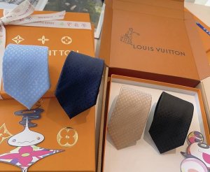 专柜同歩精致的小Logo暗纹提花，低调奢华大气的配色，这款领带将Lv标志性的Damier图案以同色调手法演绎的更显雅致风范。让男士可以充分展示自己个性。100%