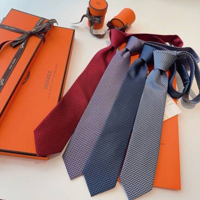 领带新款出货啦爱马仕男士新款领带系列，让男士可以充分展示自己个性。100%顶级斜纹真丝手工定制