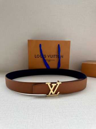 lv Heritage 双面腰带3.4宽 选取粒面皮革和纳帕皮革 新款3层Lv 搭扣。微弧形边缘和摩登形状末端见证细致匠心，为考究人士带来赠礼佳选P190 - 点击图像关闭