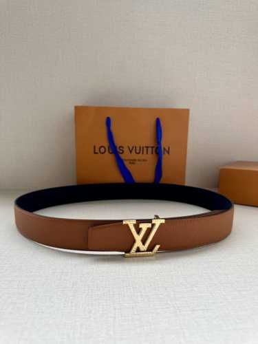 lv Heritage 双面腰带3.4宽 选取粒面皮革和纳帕皮革 新款3层Lv 搭扣。微弧形边缘和摩登形状末端见证细致匠心，为考究人士带来赠礼佳选P190