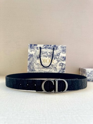 特 宽度3.5 Cm Dior 迪奥两面腰带款式迷人多样，采用多种材质精心打造，为各式廓形增添点睛之笔，彰显优雅醒目的气质。向迪奥钟爱的细节艺术致敬，彰显非凡的