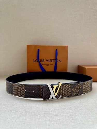 特 Lv 4.0宽 Tag 双面腰带采用 Monogram 帆布和素净牛皮革，结合细致边染工艺，实现更多造型可能。金属 Lv 搭扣的标签细节再添前卫格调