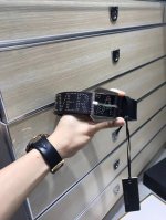 配送专柜包装 打孔针 专柜同款、实拍专柜官网，尺寸:宽38Mm，原版立体滚筒长城纹钌钯间色针扣 ，极富设计美感 ，双面采用进口原版小牛皮配制全字母铆钉，彰显个性